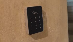 Installation domotique d'un contrôle d'accès connecté pour des bureaux à Lyon